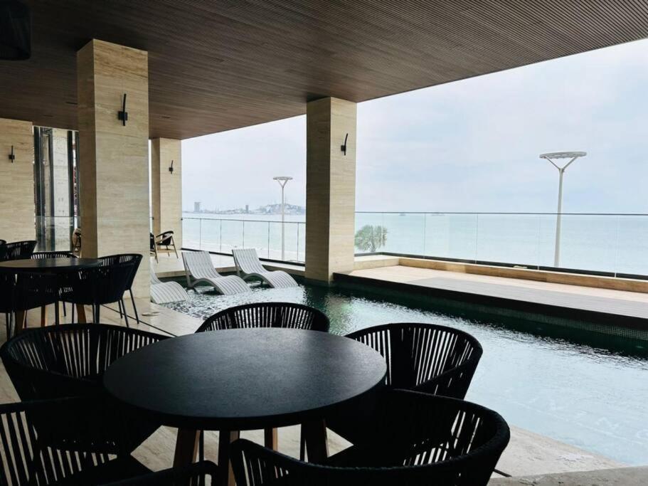 Elegante Con Vista Al Mar Y Malecon By G P S Rentas Apartamento